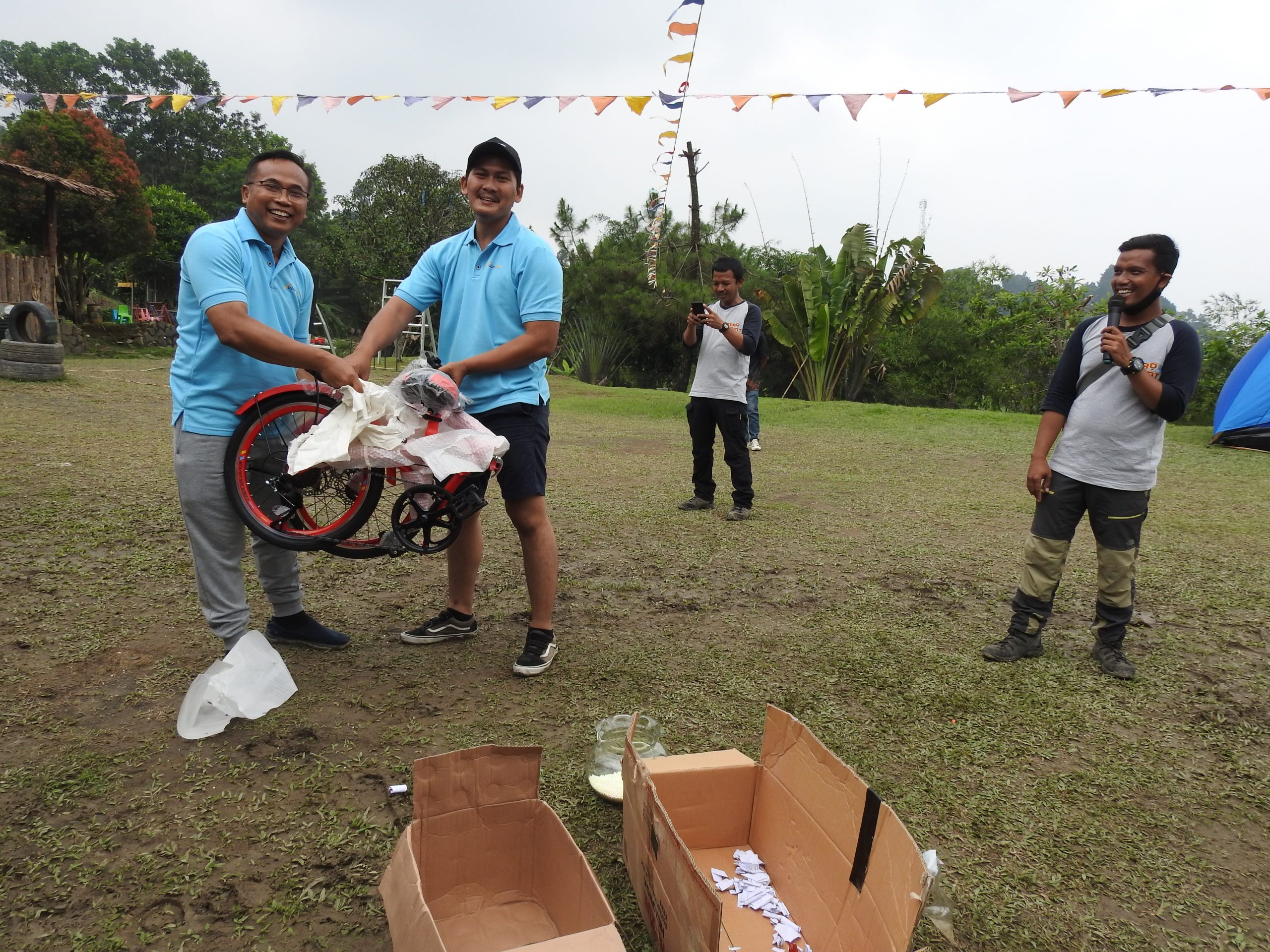 Pemberian Hadiah Utama Sepeda Lipat dari Bapak Syaiful Bahri kepada Bapak Panca Yudhistira